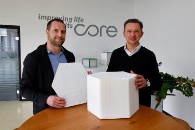 Reinsdorfer Unternehmen sorgt nicht nur für gute Luft, sondern kann auch beim Sparen helfen - Stefan Kunz (l.) und Mark Stelzer zeigen die Elemente, die in modernen Wärmetauschern stecken.
