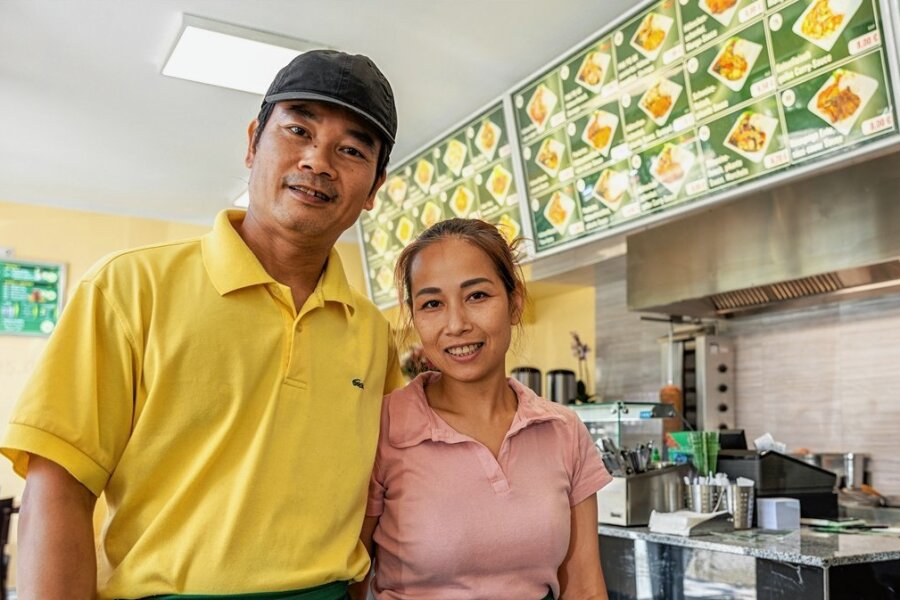Reis und Nudeln gibt es in Auerbach jetzt im Bistro - Dang Thanh Xuan und ihr Mann Vu Manh Tuong im neu errichteten Bistro. Dort kann man einkehren oder auch Speisen mitnehmen.