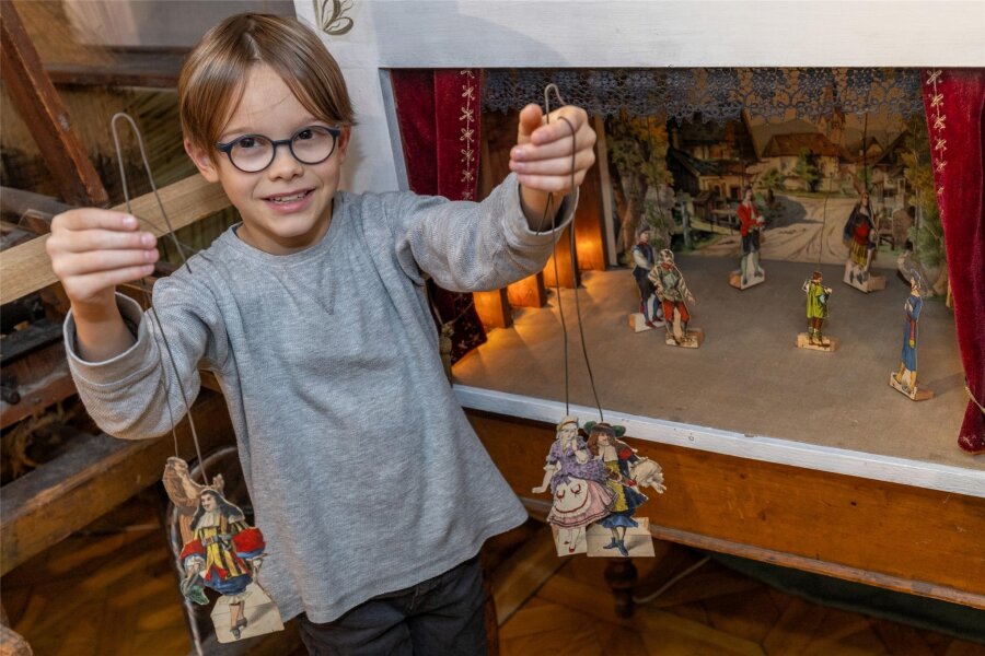 Reise in die Kindheit: Was die Weihnachtsausstellung im Museum Falkenstein zeigt - Der neunjährige Rudi Förster aus Falkenstein hilft im Heimatmuseum bei den letzten Vorbereitungen für die diesjährige Weihnachtsausstellung.