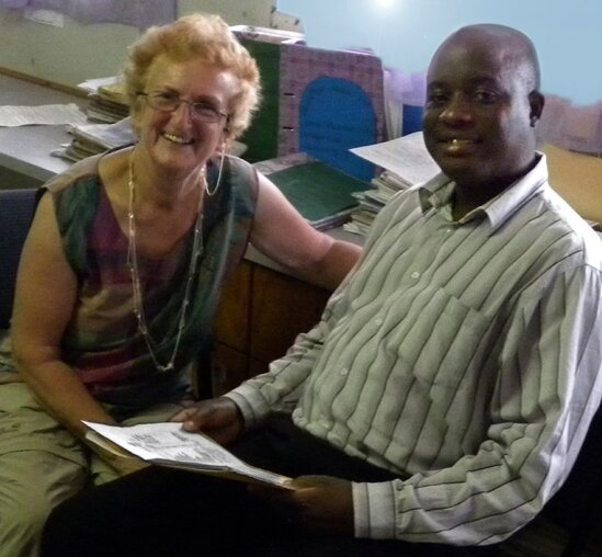 Reise nach Afrika veränderte ihr Leben - Ingrid Poike im Gespräch mit Kafuro, dem Klassenlehrer von Evelyn.