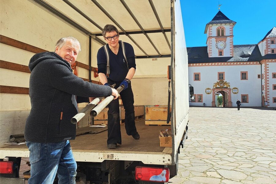 Reise zur Augustusburger „360° Klangwelt“ hat begonnen - Beim Verladen der 900 Orgelpfeifen packte Matthias Moser (links), der stellvertretende Vorsitzende des Vereins 360°, mit an.