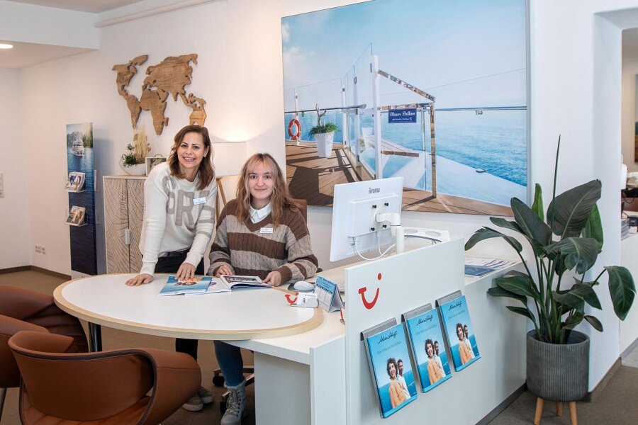 Reiseboom: Plauener Touristikerin vergrößert sich - Die Inhaberin des Plauener Tui-Reisecenters, Esther Warsawa (links), mit Mitarbeiterin Michelle Friemer in der neuen Kreuzfahrt-Lounge.