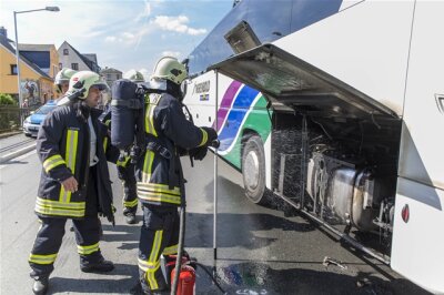 Reisebus auf der B95 in Flammen - Insassen in Sicherheit - 
