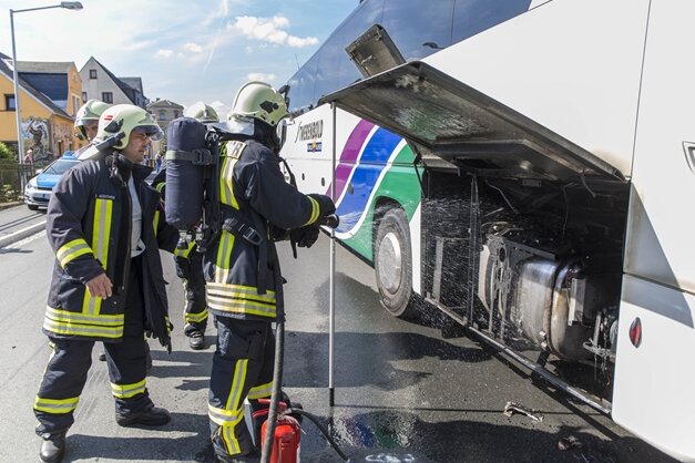 Reisebus auf der B95 in Flammen - Insassen in Sicherheit - 