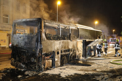 Reisebus in Flammen: Polizei geht von Brandstiftung aus - Der hintere Teil des Reisebusses brannte aus.