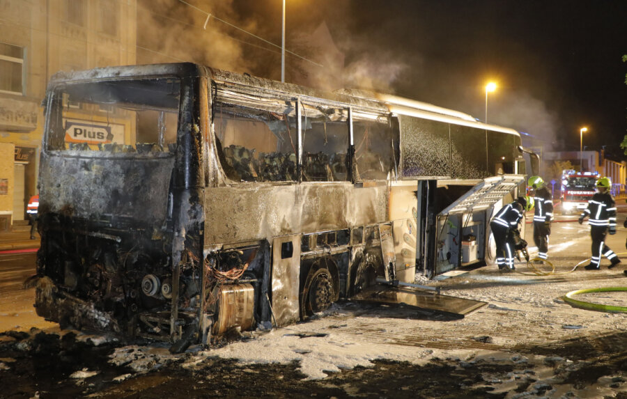 Reisebus in Flammen: Wohl kein Zusammenhang mit Mai-Demos - Der hintere Teil des Reisebusses brannte aus.