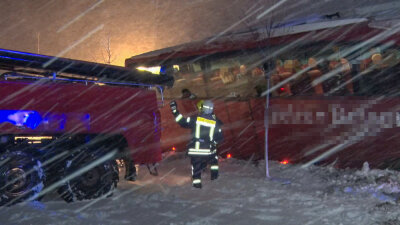 Reisebus rutscht in Graben - Polizei zählt 120 Unfälle - 