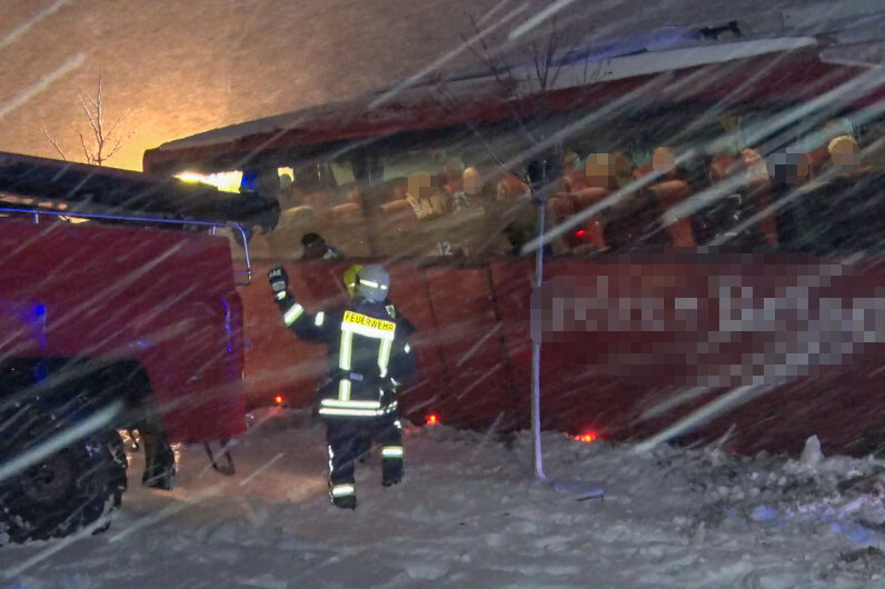 Reisebus rutscht in Graben - Polizei zählt 120 Unfälle - 