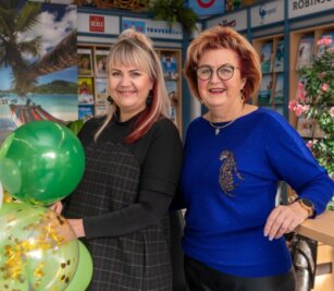 Reisefachfrauen hoffen auf den Sommer - Die Geschäftsführerin Wendy Preusker-Panagiotatou und ihre Mutter,die Firmengründerin Marion Preusker, können das Mittweidaer Geschäft wieder öffnen.