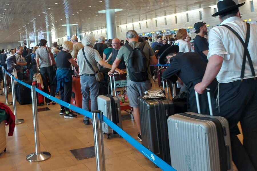 Reisegruppe aus dem Erzgebirge aus Israel zurück: „Wir sind froh, wieder zuhause zu sein“ - Gedränge bei der Abreise im Flughafengebäude in Tel Aviv: Die Erzgebirger mussten vier Stunden an der Abfertigung warten.