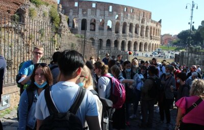 Reisen bildet - einst und heute - Die Schülerinnen und Schüler des des Augustusburger Regenbogengymnasiums schauten sich in Rom das Colosseum an. 