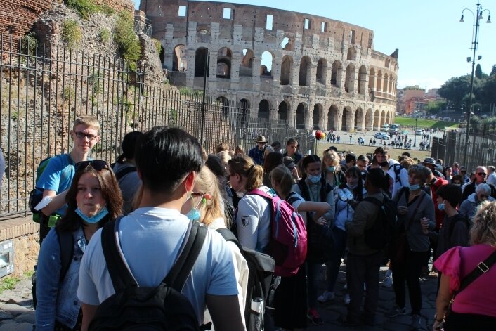 Reisen bildet - einst und heute - Die Schülerinnen und Schüler des des Augustusburger Regenbogengymnasiums schauten sich in Rom das Colosseum an. 