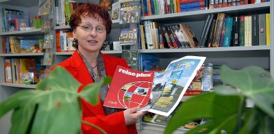 Reisen: „Man gönnt sich eben mal was“ - Monika Göbel präsentiert in der Geschäftsstelle der „Freien Presse“ in Hainichen die aktuellen Kataloge für Leserreisen. 