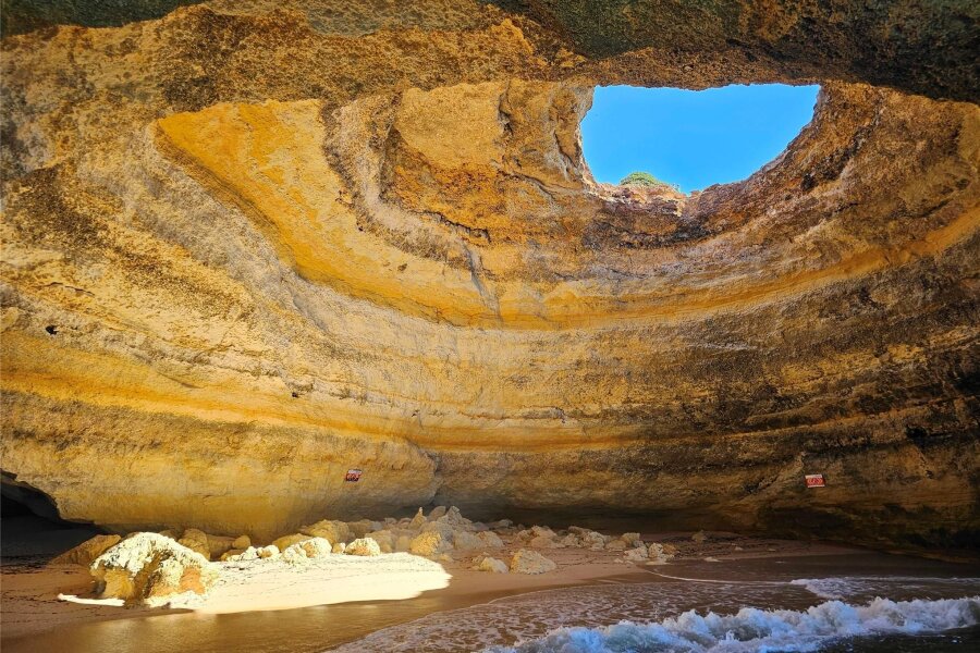 Reisetipp Algarve: Ein Stück Malediven in Europa - Mit dem Boot zur Grotte von Bernagil – an der Algarve finden sich einige versteckte Schätze.