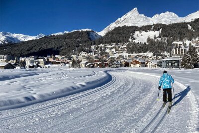 Reisetipp Davos: Skifahren auf dem Zauberberg - Über 130 Kilometer Loipen stehen für Langlauf-Sportler in und um Davos bereit, weiter oben warten 280 Pistenkilometer für Abfahrer.