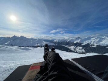 Reisetipp Davos: Skifahren auf dem Zauberberg - Entspannung nach einer Abfahrt auf leeren Hängen in Davos.