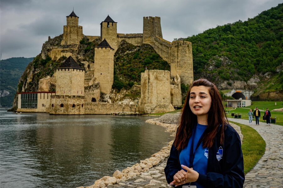Reisetipp: In Serbien trennt die Donau - und eint - Am Eingang zum Eisernen Tor, etwa am Flusskilometer 970 der Donau, steht die Festung Golubac. Hier führt Dragana jährlich Hunderte Besucher durch die zahlreichen Türme der Burg.