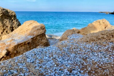Reisetipp Sardinien: Der größte Schatz ist der Sand - Die Sandkörner am Strand von Is Arutas schimmern in verschiedenen Farben. Jeder Stein hat seinen Ursprung und daher eine andere Farbe, es finden sich Sandsteine, Kalksteine, Basalt und Granit.
