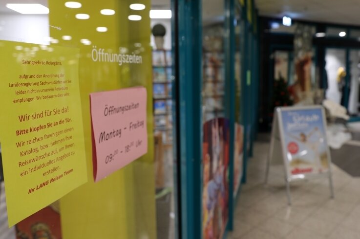 Reisebüros, selbst wenn sie Bestandteil eines Einkaufszentrums sind, in dem alle Läden mit 2G öffnen dürfen, müssen schließen. 