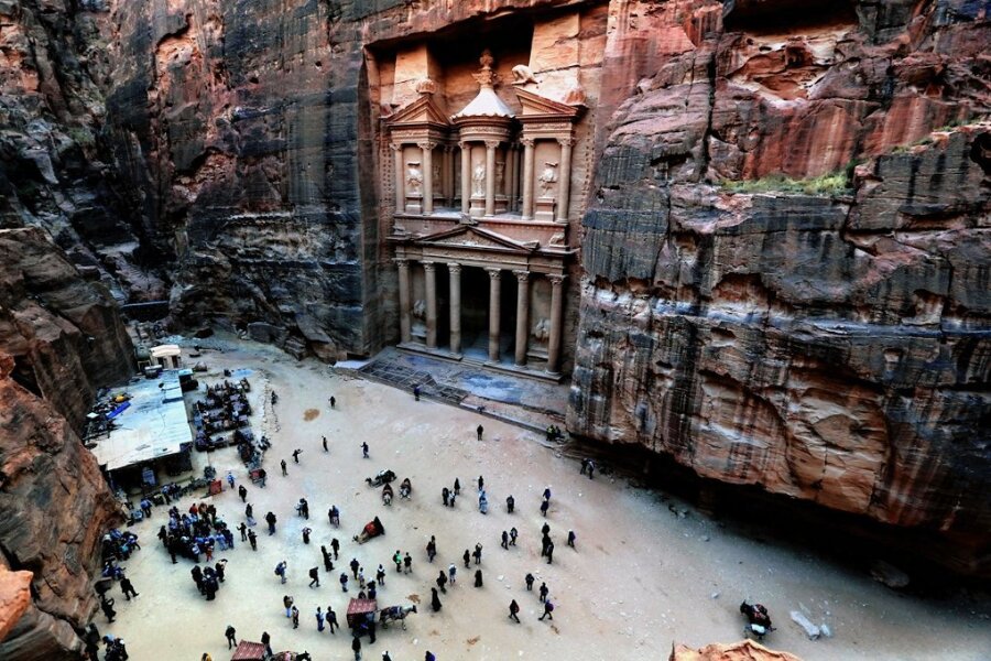 Reiseziel Jordanien: Felsen, Wüste, Totes Meer - Höhepunkt jeder Jordanien-Reise: die Felsenstadt Petra. Das sogenannte Schatzhaus ist übrigens ein Mausoleum. 