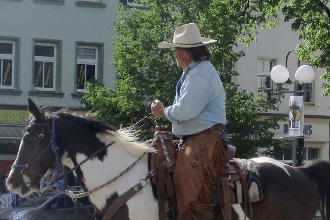 Armin Krenkel reitet auf dem Auerbacher Neumarkt auf Wallach Sisco ein. Zuhause im Stall stehen noch zwei weitere Pferde: Eines erinnert an das Marlboropferd aus der Zigarettenwerbung, das andere an den Mustang "Spirit" aus dem gleichnamigen Film. 