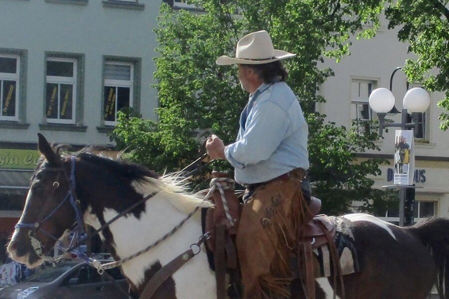 Reiter in Auerbachs City gibt Rätsel auf - Armin Krenkel reitet auf dem Auerbacher Neumarkt auf Wallach Sisco ein. Zuhause im Stall stehen noch zwei weitere Pferde: Eines erinnert an das Marlboropferd aus der Zigarettenwerbung, das andere an den Mustang "Spirit" aus dem gleichnamigen Film. 