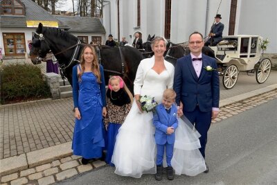 Reiterhochzeit an besonderem Datum - Das Brautpaar mit den Kindern Lena, Luna und Carl. Hinter ihnen eine vierspännige Kutsche, die extra für den besonderen Anlass geordert wurde.