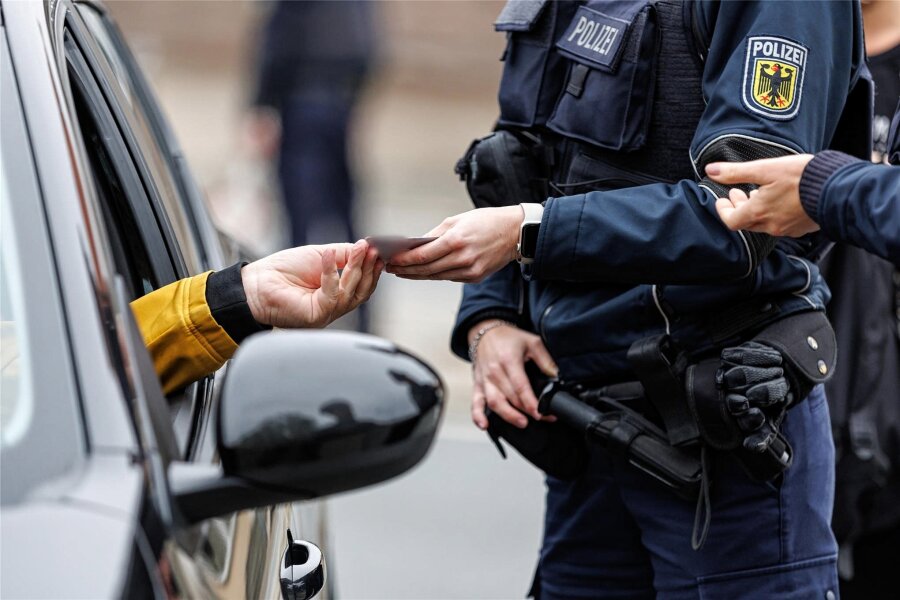 Reitzenhain: Bundespolizei schnappt zwei gesuchte Straftäter - Der Bundespolizei sind bei Kontrollen am Grenzübergang Reitzenhain zwei Erfolge gelungen.