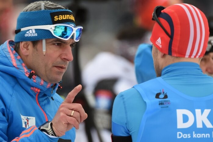Ricco Groß diskutiert in Oslo mit einem seiner Athleten.