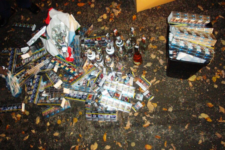 Reizenhain: Polizei findet fast 18.000 Zigaretten in Laster - Die Polizei stellte die Zigaretten und Schnapsflaschen sicher.