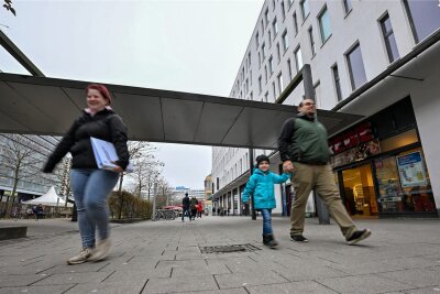 Reizgasattacke am Wall in Chemnitz: Polizei macht Zwölfjährigen als Täter aus - Vorm Rewe-Markt am Wall: Immer wieder kommt es hier zu Polizeieinsätzen.