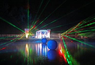 
              <p class="artikelinhalt">Tausende Menschen erlebten am Filzteich das Multimedia-Spektakel der Laser Event Company Eibenstock. Selbst zeitweise strömender Regen konnte den Zauber am Nachthimmel nicht stören. </p>
            