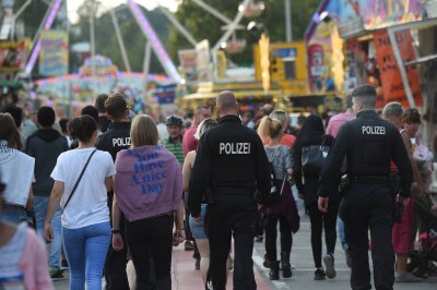 Rekord: 260.000 Besucher beim Chemnitzer Stadtfest - Irritationen um Abbruch am Vortag - Am Rande des Stadtfestes ist es im Bereich der Brückenstraße in Chemnitz am Samstagabend zu mehreren Straftaten gekommen.