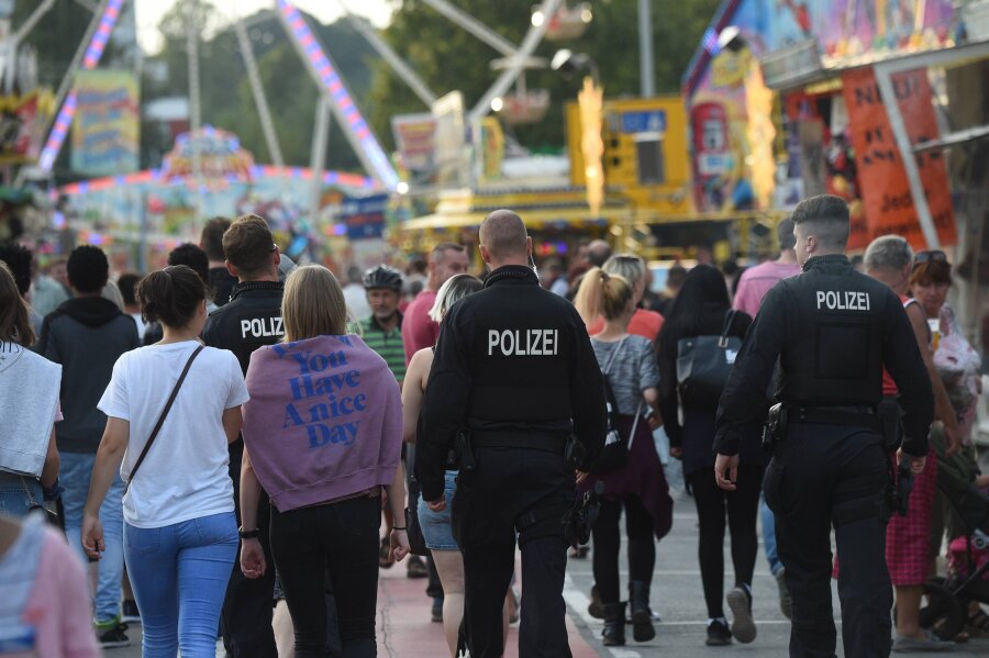 Rekord: 260.000 Besucher beim Chemnitzer Stadtfest - Irritationen um Abbruch am Vortag - Am Rande des Stadtfestes ist es im Bereich der Brückenstraße in Chemnitz am Samstagabend zu mehreren Straftaten gekommen.