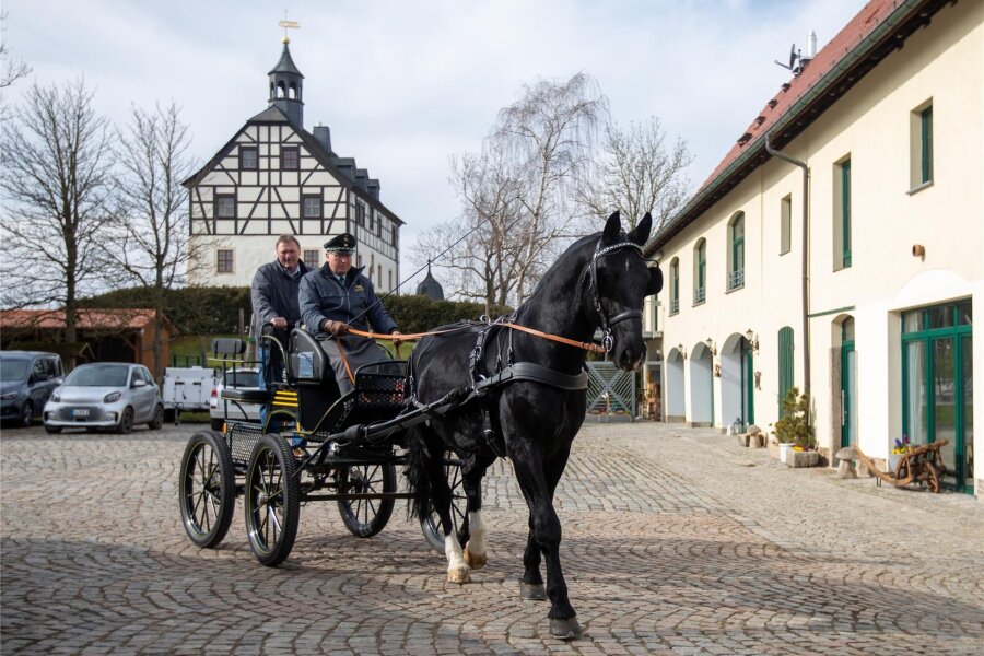 Rekordbeteiligung: 17 Vogtland-Dörfer machen beim Wettbewerb „Unser Dorf hat Zukunft“ mit - Jößnitz, im Hintergrund das Schloss, nimmt mit weiteren 16 vogtländischen Orten am diesjährigen Wettbewerb „Unser Dorf hat Zukunft“ teil.