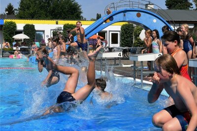 Rekordhitze: Wenn das Rochlitzer Stadtbad lockt - Nicht nur die Mädchen und Jungen des Wiederauer Hortes kühlten sich am Mittwoch mit einem Sprung ins Wasser ab. 