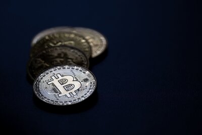 Rekordhoch oder Absturz: Wie geht es mit dem Bitcoin weiter? - Mit dem aktuellen Kurs von rund 66.000 Dollar liegt die älteste Kryptowährung in diesem Jahr immer noch rund 50 Prozent im Plus.