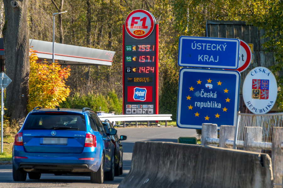 Blick von Olbernhau nach Brandov: An der Tankstelle auf deutscher Seite kostet der Liter Super E5 um 10:30 Uhr 1,779 Euro.