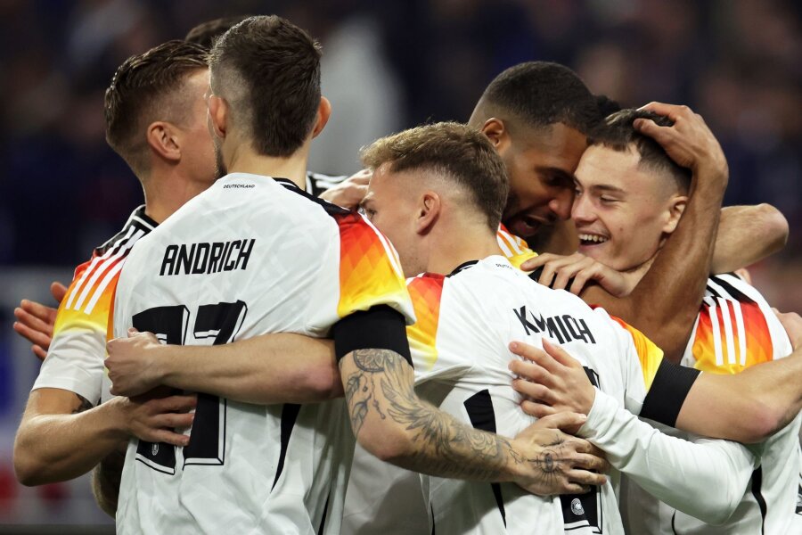 Rekordtor und EM-Reife: Nagelsmann-Plan entzaubert Franzosen - Das DFB-Team feiert den 2:0-Sieg gegen Frankreich.