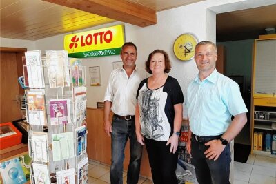 Rekordverdächtig: Adorfer Stadtchef besucht 40 Unternehmen in zwei Tagen - Bürgermeister Rico Schmidt (links) auf Unternehmertour: Gemeinsam mit Berater Klaus Zeitler besuchte er auch den Lotto- und Tabakwarenshop Böhm.