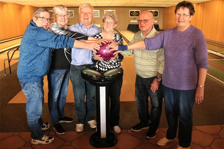 Rekordverdächtig: Bowlingteam feiert 30-Jähriges in der Räuberschänke Hartha - Das Team um Johanna Klingenberger (3.v.r.) kommt seit 30 Jahren zum Bowling in die Räuberschänke Hartha.