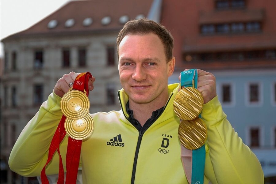 Bobpilot Francesco Friedrich mit seinen jeweils zwei Goldmedaillen von den Olympischen Winterspielen 2018 in Pyeongchang und den Spielen 2022 in Peking in seiner Heimatstadt Pirna. Der 32-Jährige kommt Ende August zum Sporttalk nach Annaberg-Buchholz. 