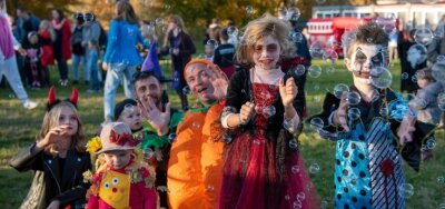Religion und Spuk an einem Abend - Grusel in Chursdorf: Mehr als 200 kleine und große Besucher haben am Sonntag in dem Peniger Ortsteil Halloween gefeiert. 
