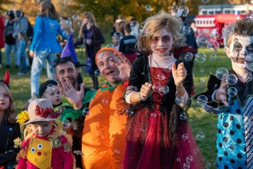 Grusel in Chursdorf: Mehr als 200 kleine und große Besucher haben am Sonntag in dem Peniger Ortsteil Halloween gefeiert. 