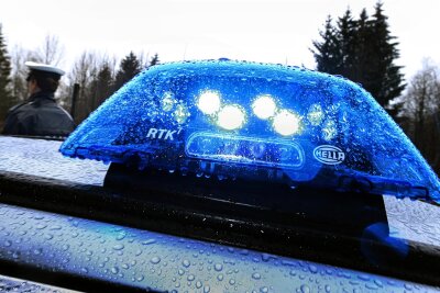 Remse: Unfall mit drei Verletzten bei schneeglatter Fahrbahn - Die Polizei musste am Samstagabend einen Unfall auf der B 175 bei Remse aufnehmen.