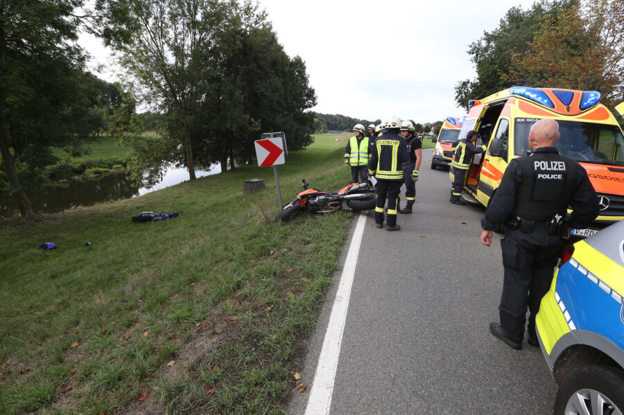 Remse: Zwei Motorradfahrer bei Kollision mit Pkw auf B 175 schwer verletzt - Zwei Motorradfahrer sind bei einem Unfall am Sonntagmorgen bei Remse schwer verletzt worden.