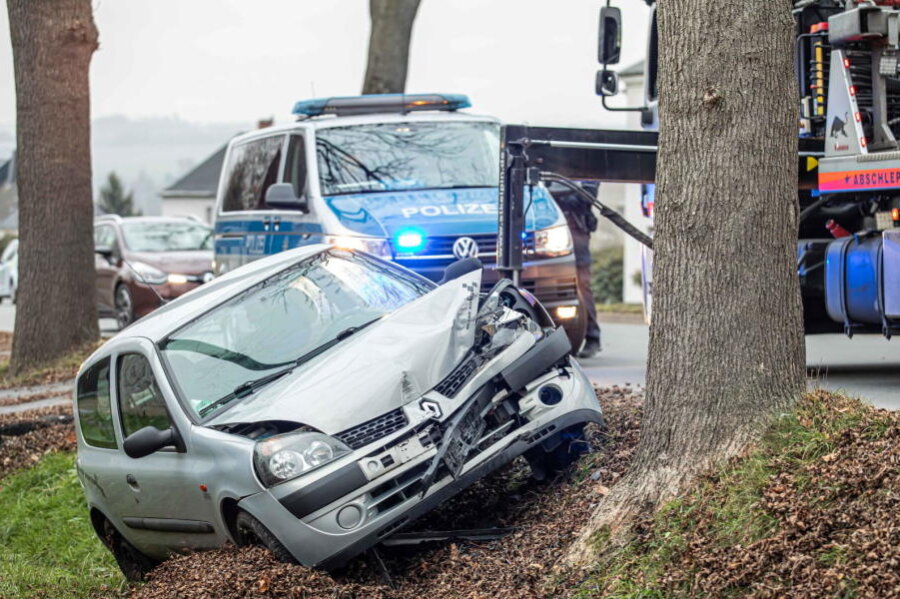 Renault-Fahrer in Plauen prallt gegen Baum - An einem Baum hat die Autofahrt für einen Renault-Fahrer (30) in Plauen am Mittwoch geendet. 