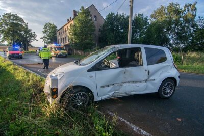 Renault-Fahrer schwerverletzt - Ein Renault-Fahrer verlor am Mittwochabend bei Berthelsdorf die Kontrolle über sein Auto.