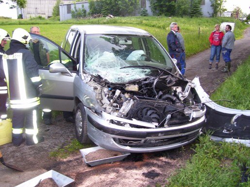 Renault kollidiert in Sehma mit Erzgebirgsbahn - Der Renault wurde bei der Kollision mit der Erzgebirgsbahn stark beschädigt.