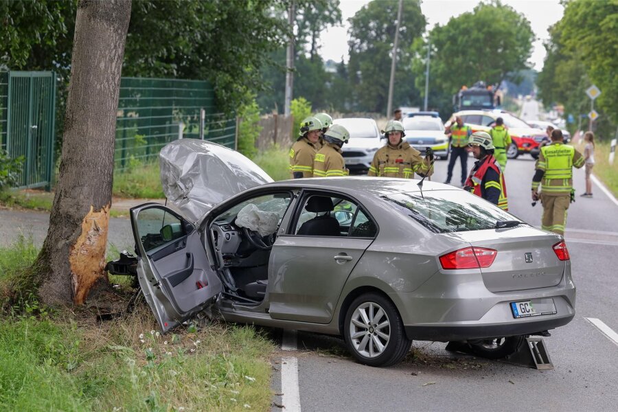 Renault rammt Baum in Pleißa – Fahrer schwer verletzt - Der Fahrer muss mit seinem Seat ungebremst gegen den Baum gefahren sein.
